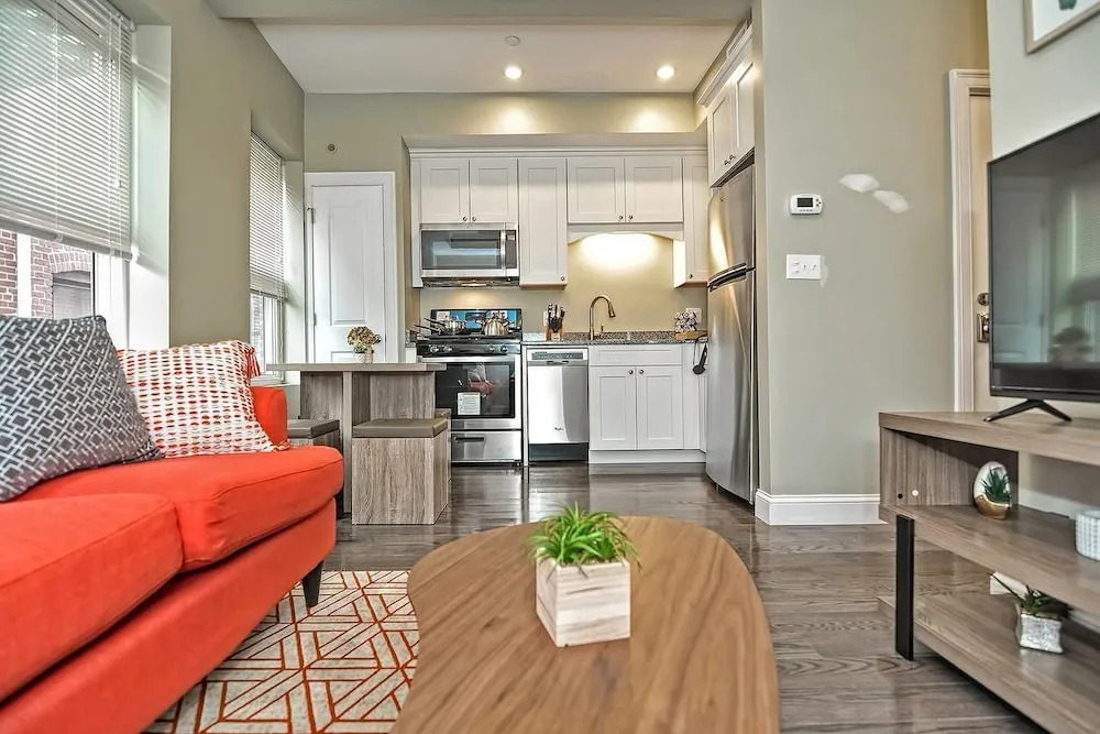 2br/1ba Near Paul Revere House by Domio