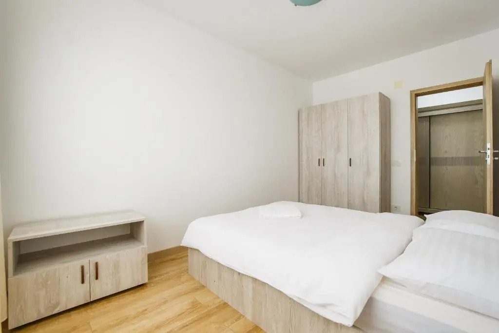 Sunny View 2 Bedroom Central Apartment