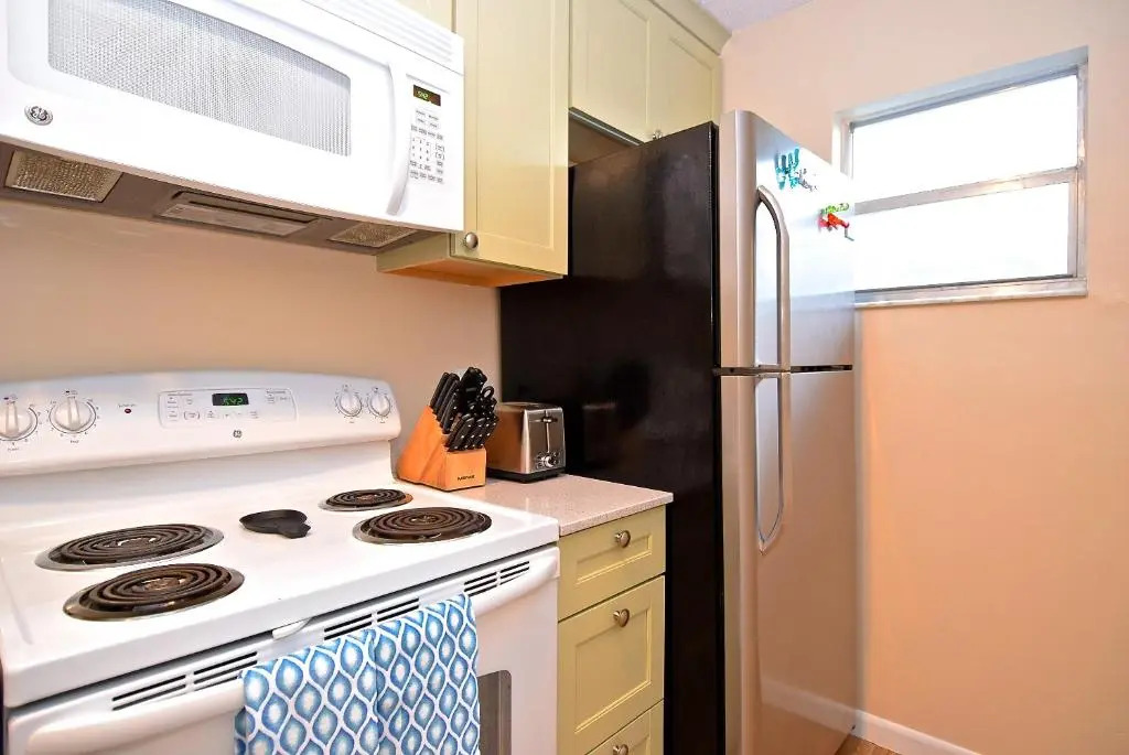 Crescent Street 1138 B, Walk to the beach, Pool, 1 Bedroom, Pet Friendly
