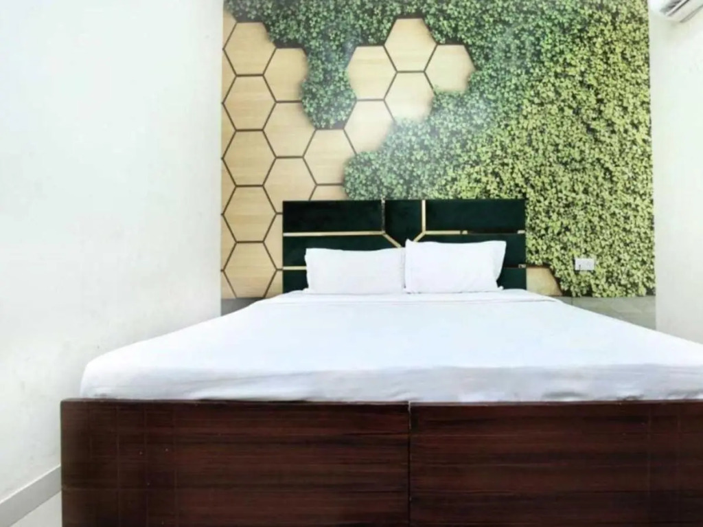 Oyo 92531 Hotel Golden Crown