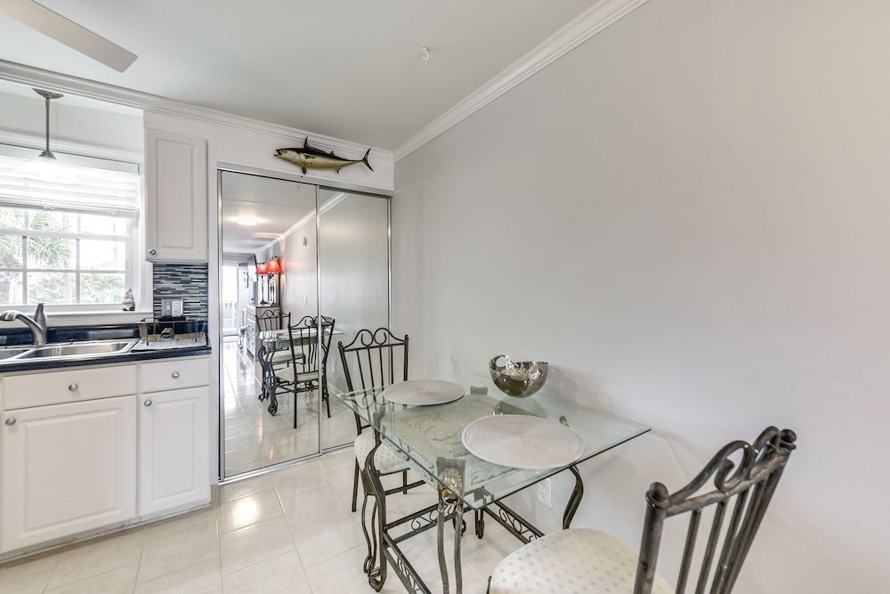 North Myrtle Beach Studio w/ Pool: Walk to Shore!
