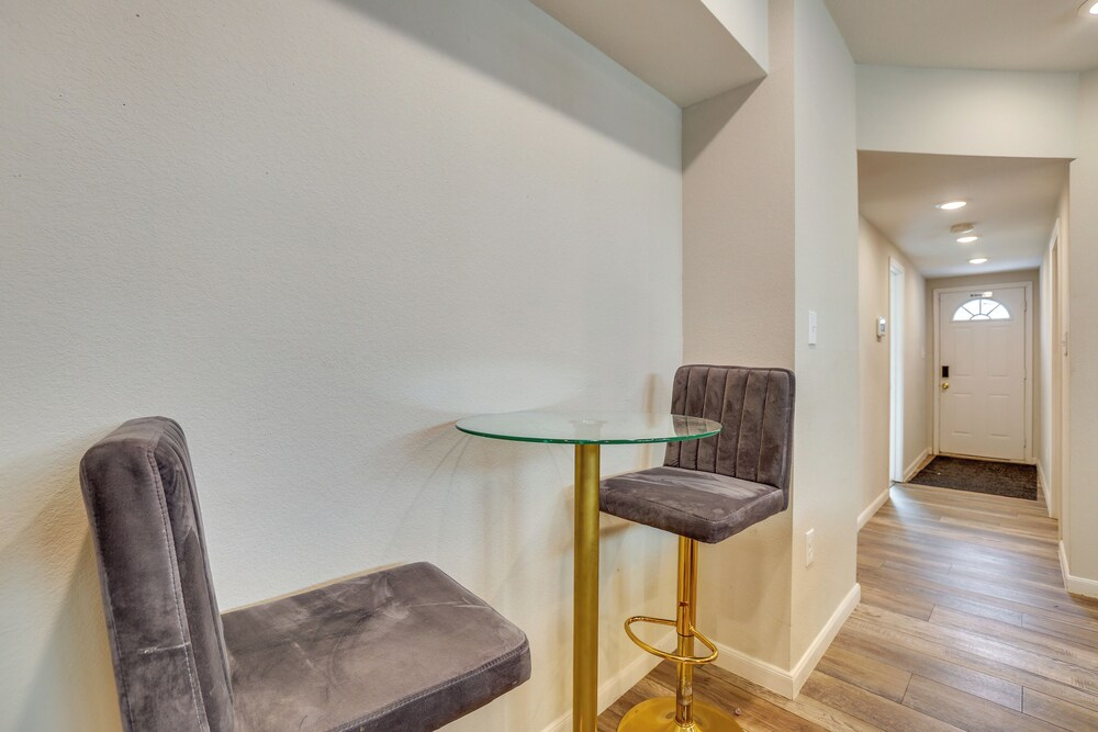 Sleek & Central! Houston Stay Near Med Center