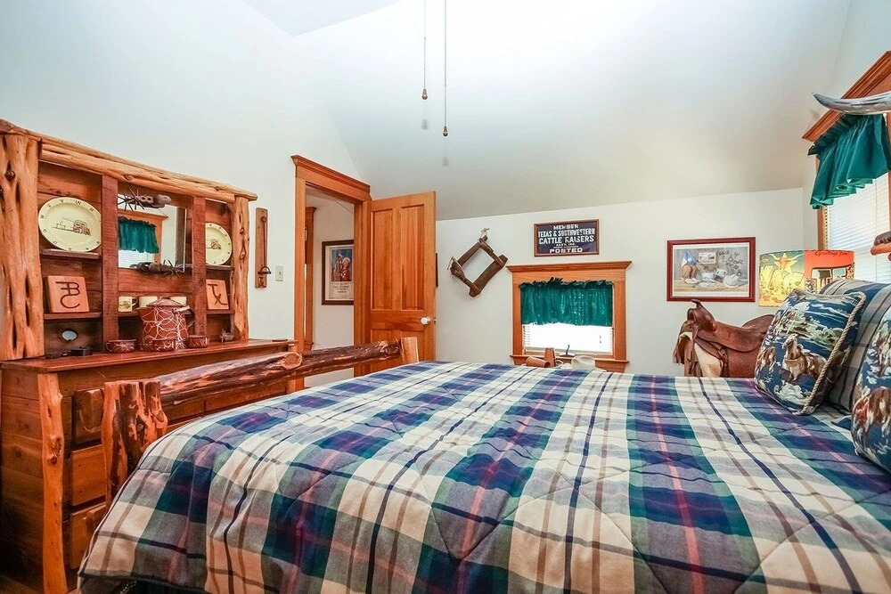 Texana Guesthouse 3 Bedroom Home by Redawning