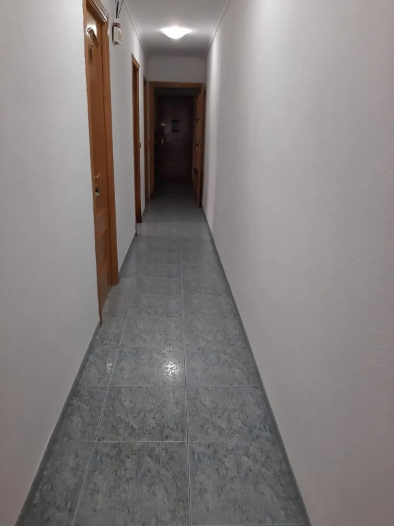 habitación pequeña en piso compartido con 2 adultos y 1 perrito