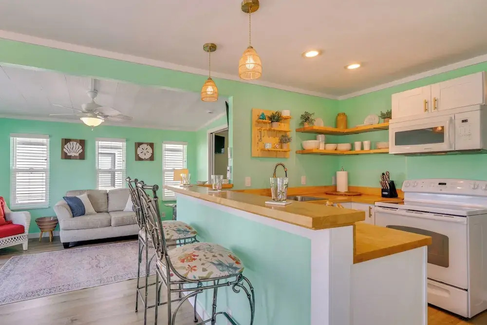 3 Mi to Gulf! Fort Myers Beach Gem w/ Pool Access