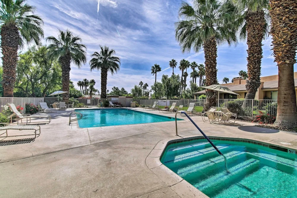 Lake, Mountain & Golf Views: Palm Valley Retreat