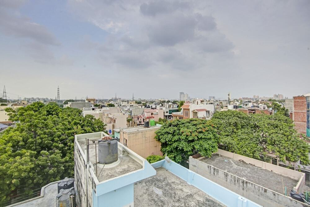 YOYO ROOMS NEAR SECTOR 16 METRO Noida