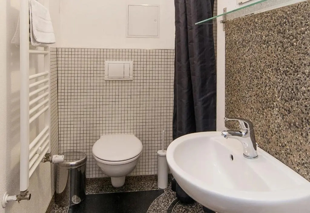 Courtyard Apartment (LIALI)