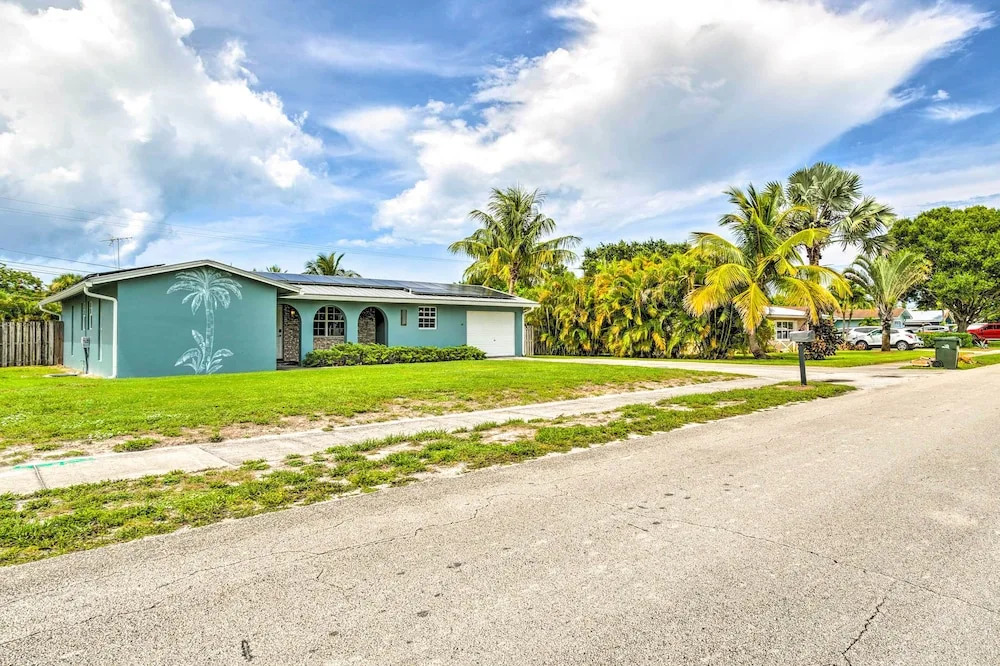 'tropical Landing' Stuart Home w/ Pool + Grill!