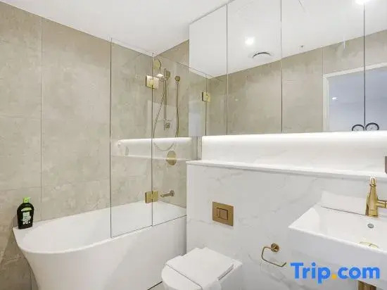 Modern 2BR with City Views & Pool Near Parramatta