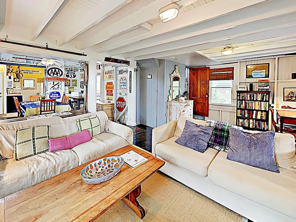 Hilltop Beach Getaway, Stunning Bay Views 3 Bedroom Home