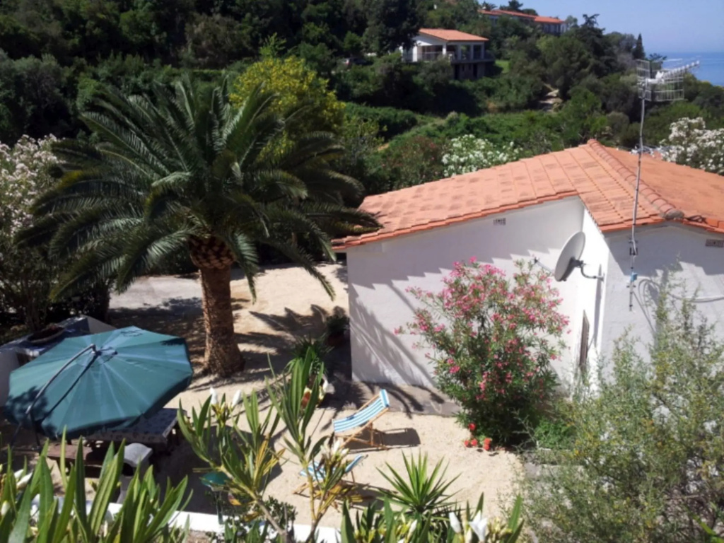 Milly at Casa Mirto, immersed in the green and blue of the Bay of Morcone, at the foot of the villag-MILLY DEL MIRTO