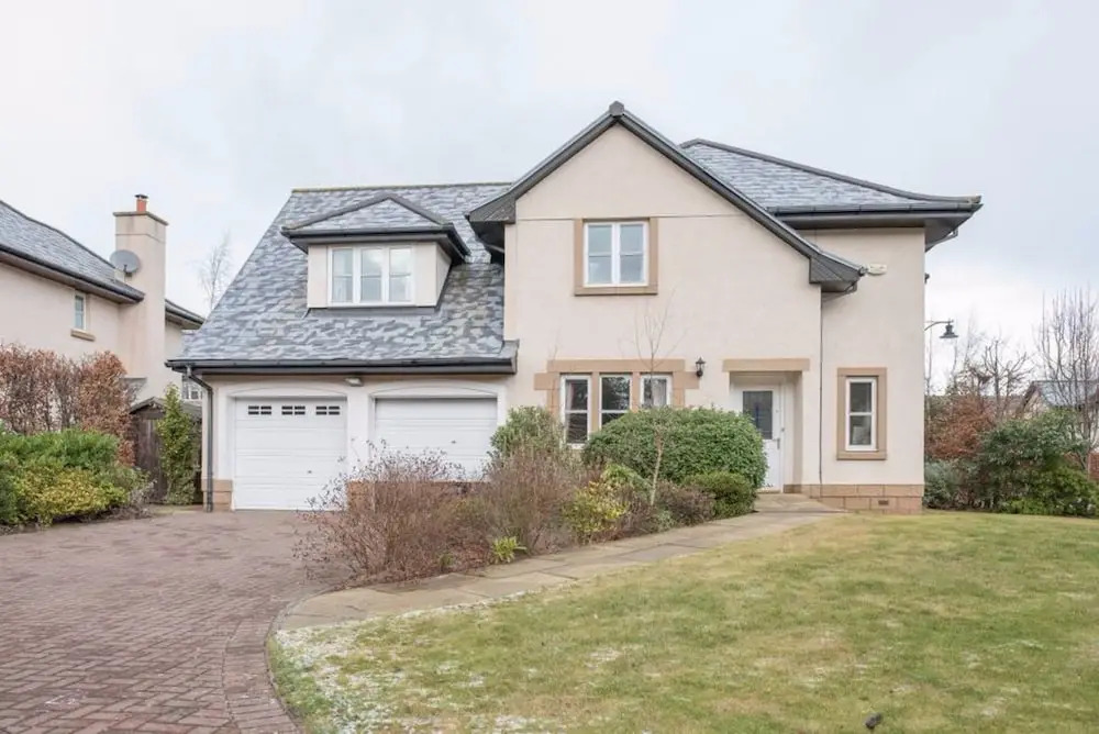 5 Bedroom House With Free Parking