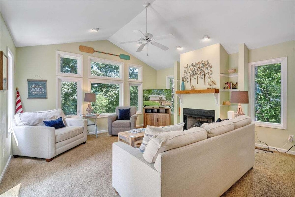 Reel Relaxed - Lakefront w/ Private Dock!