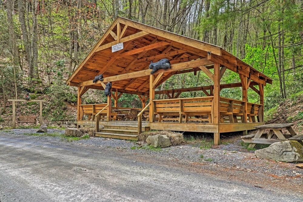 Serene 'mountain Mist' Retreat w/ Deck & Hot Tub!