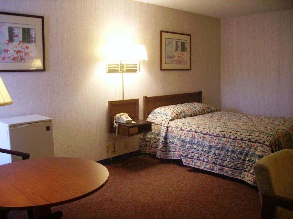 Red Carpet Inn & FantaSuite Hotel