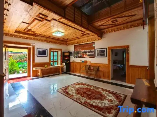 Sangdun Longzhu Homestay (Zhonglu Tibetan Village)