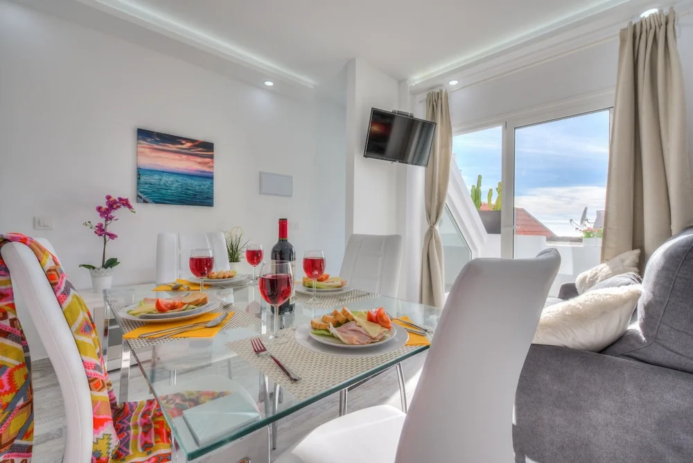 Tidy Apartment, Small Terrace and Air Conditioning
