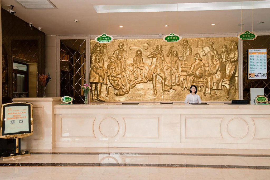 Vienna Hotel (Emerald  Lake  Branch, Changsha Ningxiang  High-speed Railway Weat Station)