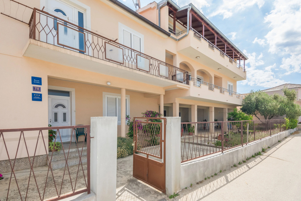 Beachfront Apartment Mira 3