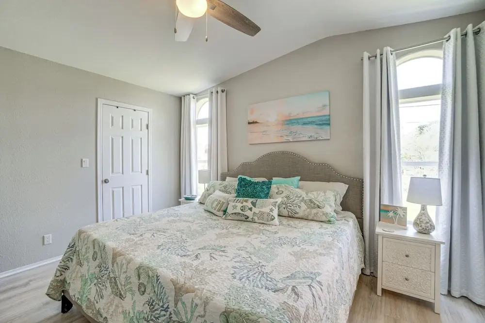 Tee Off & Soak Up Sun! Airy Englewood Gem w/ Yard