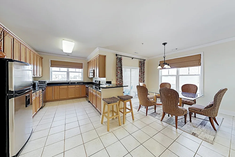 Upscale W/ Balcony - 2 Blocks To Beach! 4 Bedroom Condo