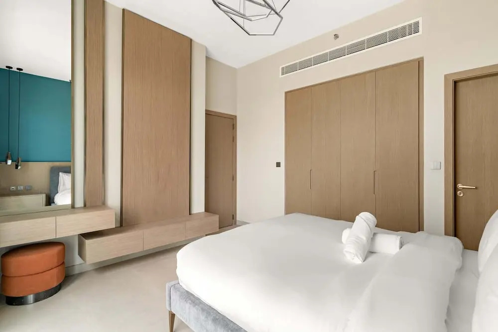 Luxurious Stay in JVC With Rooftop Pool Gym