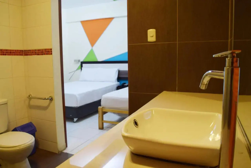 Hotel Colors Canada