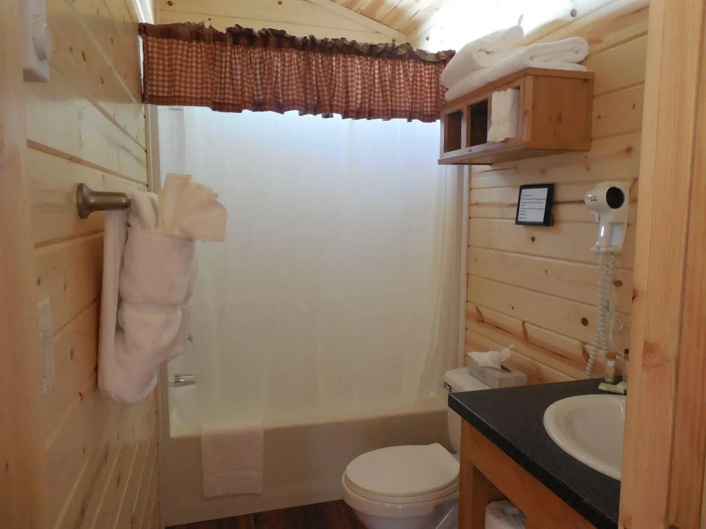 Snake River Cabin Village