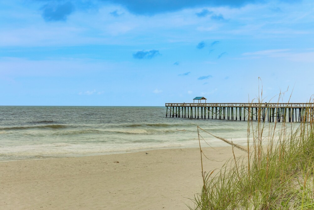Fernandina Beach Home w/ Deck, Across From Shore!