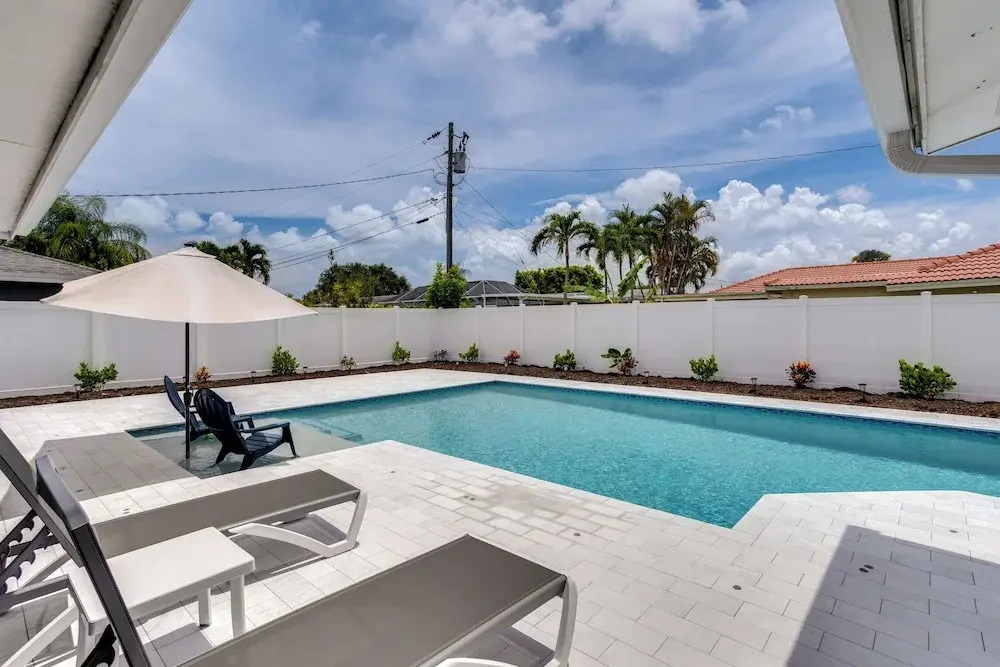 Pool & Screened-in Patio: Tropical Florida Abode