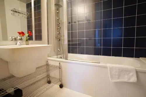 Fira Suites - Habitaciones privadas en Apartamento compartido