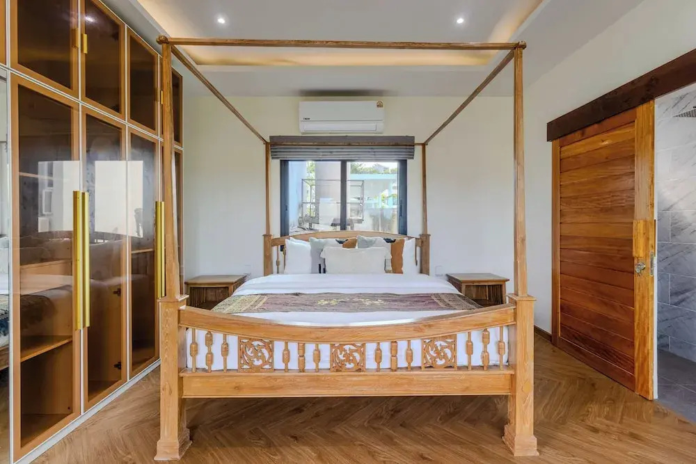 5BR Villa Waterfall Pool Movie Room V257