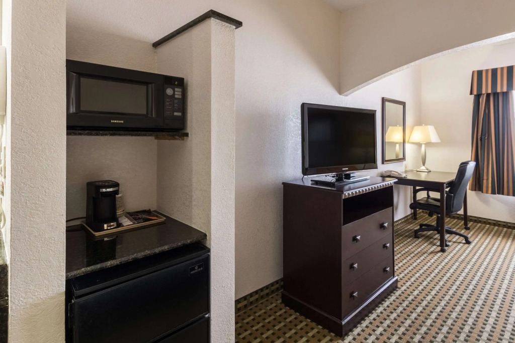 Quality Suites Burleson - Ft Worth