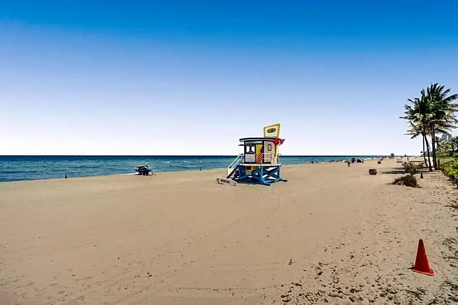 HB 414 - Beach Front suite at Hollywood Beach Resort - direct beach access Swimming Pool