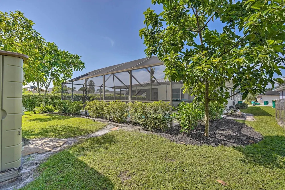 Naples Oasis w/ Screened Pool, Bike to Beach!