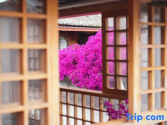 Tan Hua Fu Kezhan Liansuo Lijiang Feng Yue Wu Bian Dian