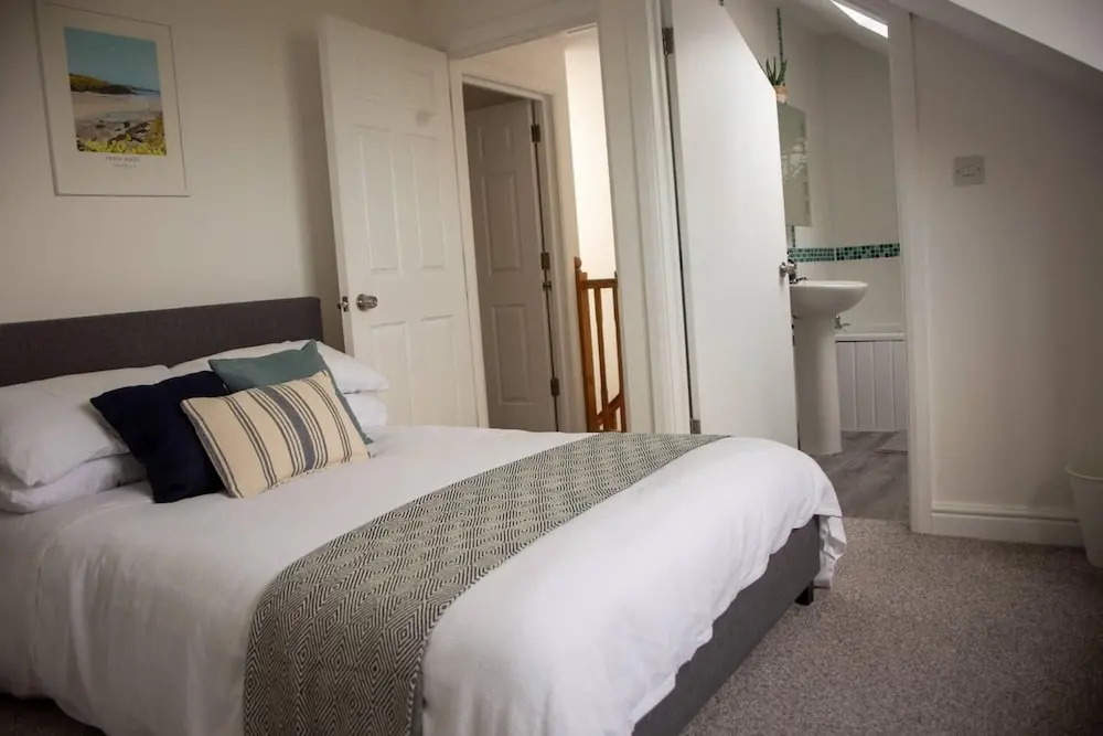 Spacious 3 Bed House - Sleeps 6 - Parking - Wifi