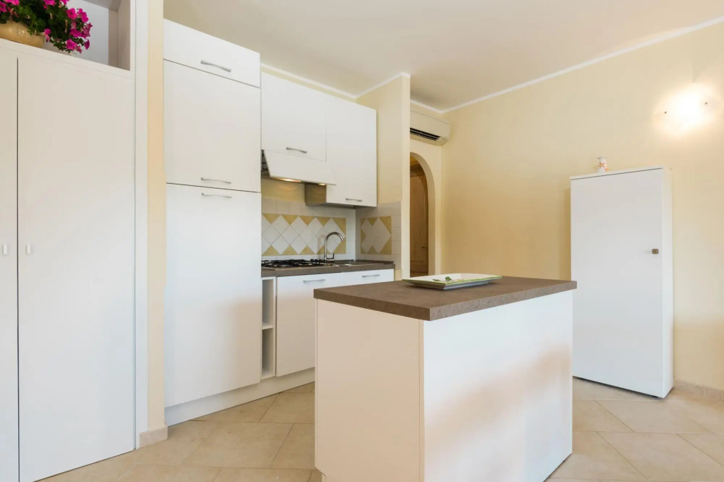 It consists of 4 bedrooms (1 double and one with twin beds, 1 double with also a single bed, one dou-PERLACEA 16