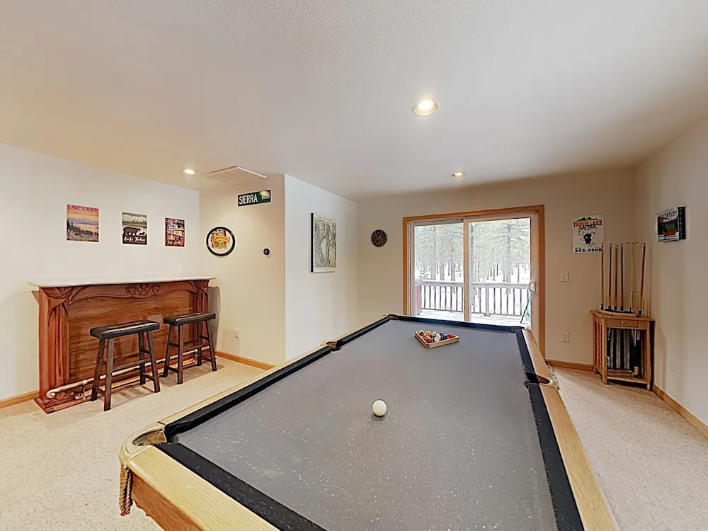 Peaceful W/ Private Hot Tub 5 Bedroom Home
