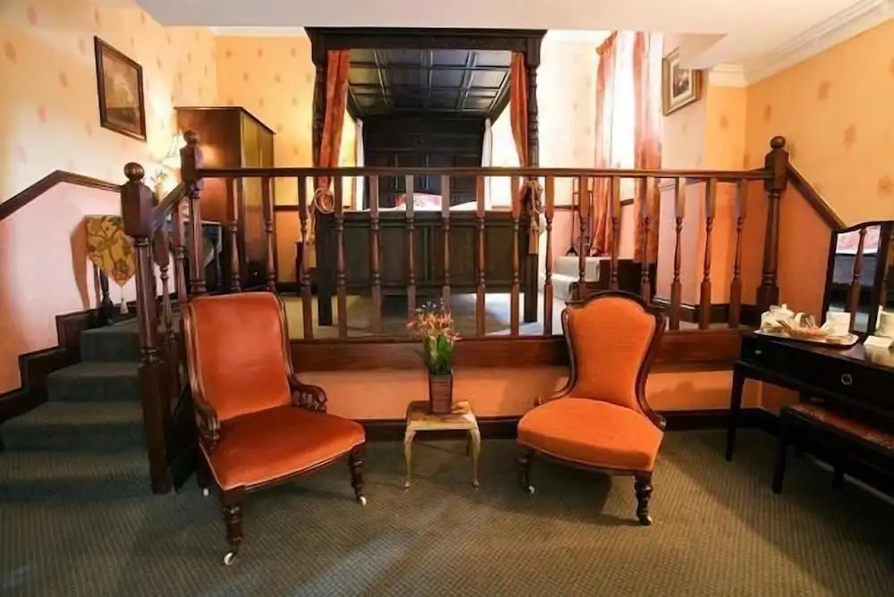 Crown & Cushion Hotel