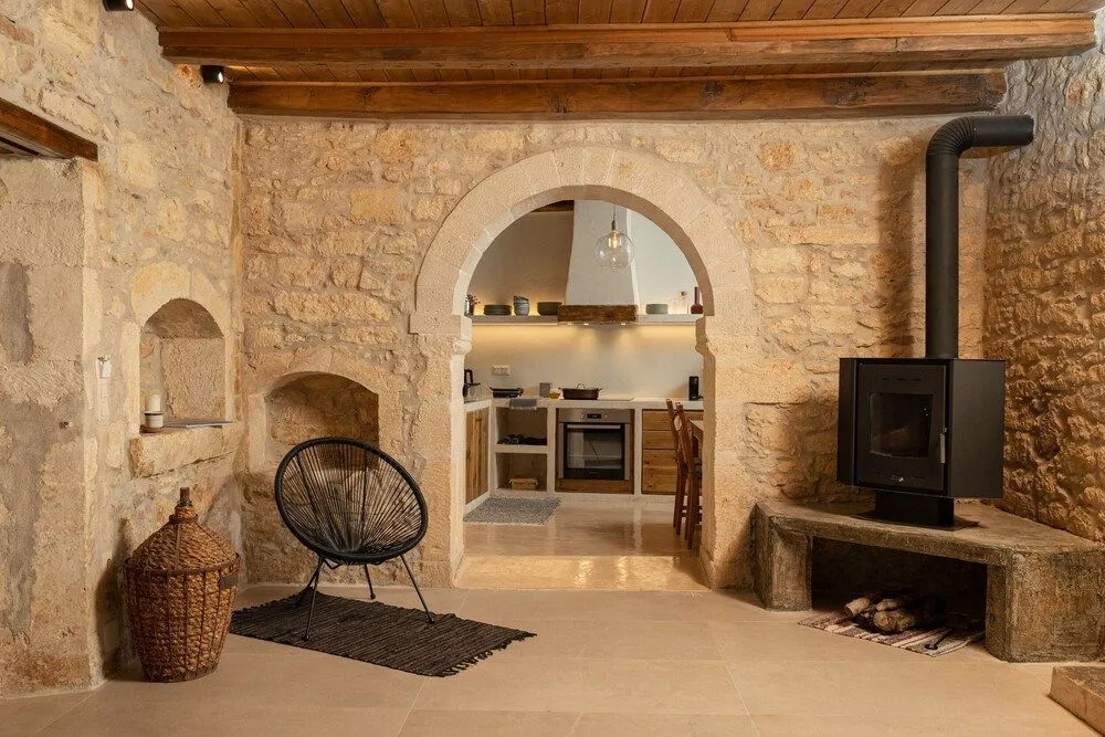 Antama Living, Luxe Stonehouse with Pool & BBQ