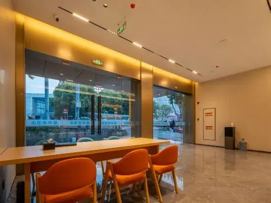 Heju Hotel (Shaoxing Keyan Scenic Area Light Textile City Curtain Market Store)