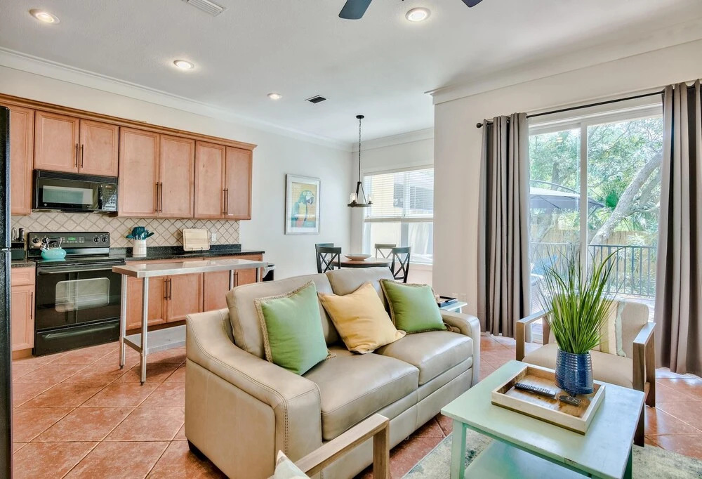 La Valencia Circle by Forehand Rentals