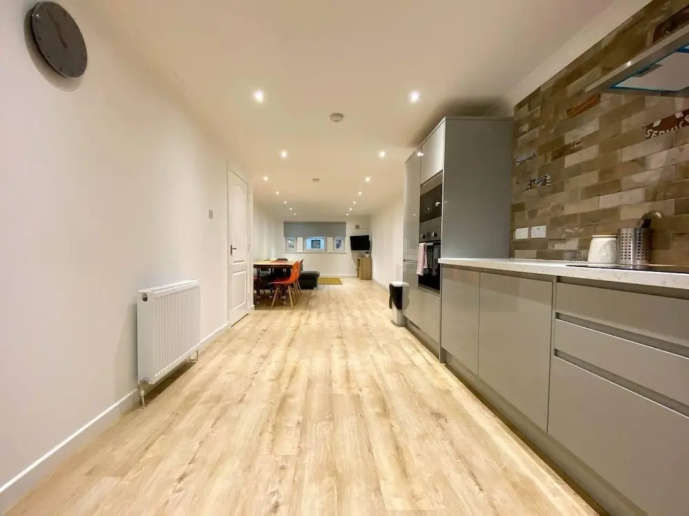 Large Modern 3 Bedroom Apartment - Free Parking