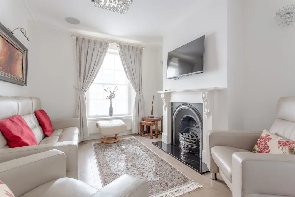 Lovely 4 Bedroom, 3 Storey East London House With Garden