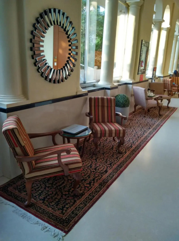 Elphinstone Hotel