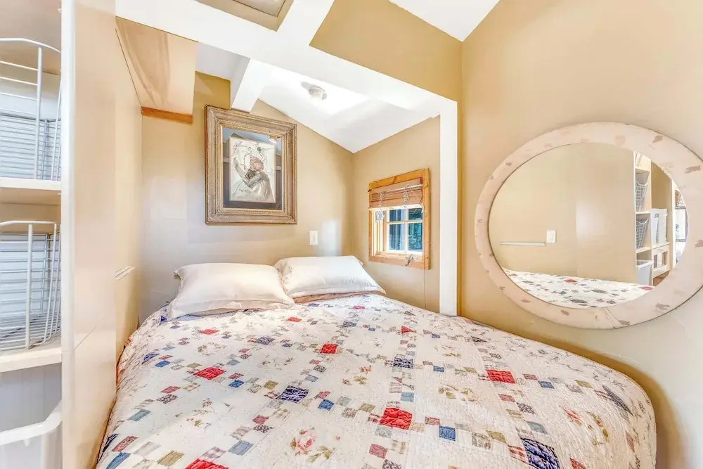 Quaint Carmel - Bungalow Close to Beach