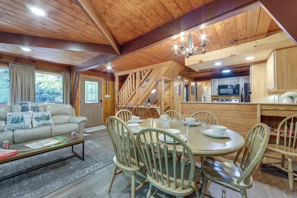Cabin w/ Hot Tub: 2 Mi to Downtown Gatlinburg!