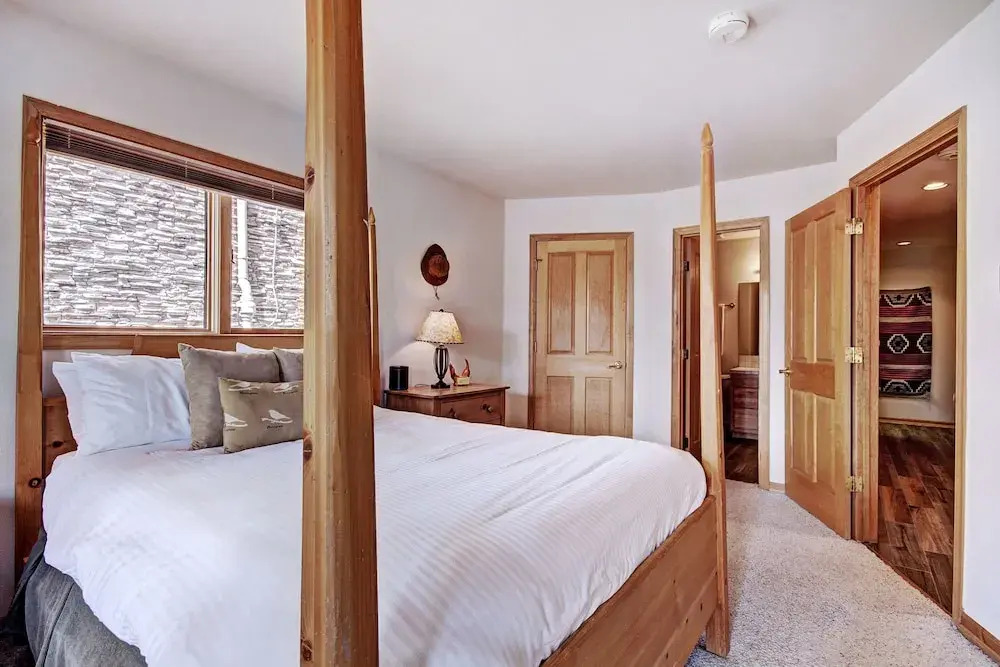 Charter Ridge 60 - Shuttle to Lifts/Town by RedAwning